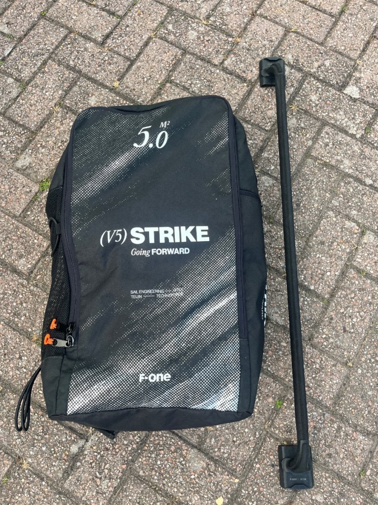 F-ONE Strike V5 5.0 m² 2025 Onyx + Carbon Boom V2 97 cm, Watersport en Boten, Wingsurfen, Niet ingevuld, Niet ingevuld, Niet ingevuld