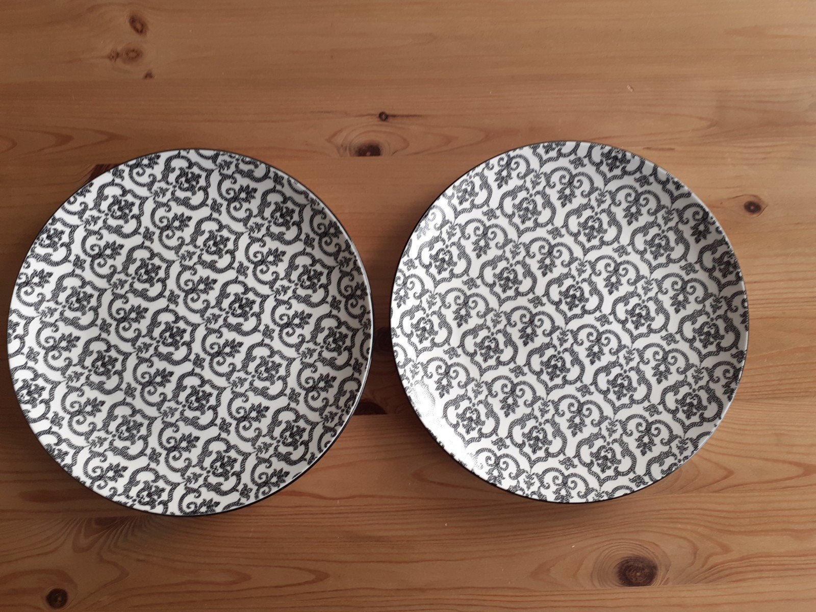 2 dinerborden van INARI, Huis en Inrichting, Ophalen of Verzenden, Zo goed als nieuw, Bord(en), Overige stijlen