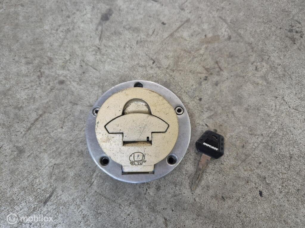 Tankdop benzinedop olifantje 748 916 Monster Supersport 851, Gebruikt, Factorystore.service@ducati.com, Ophalen of Verzenden, Via Antonio Cavalieri Ducati, 74/5, 74/6, 40132 Bologna BO