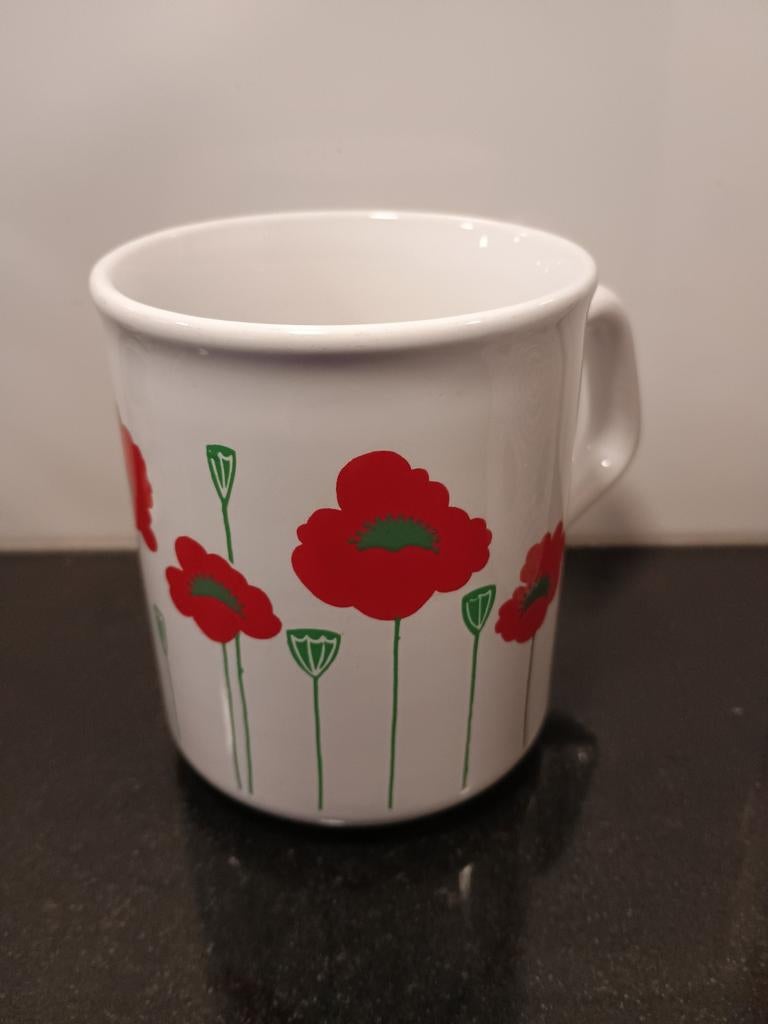 Vintage mok met klaprozen, Made in England, Churchill (?), Gebruikt, Keramiek, Ophalen of Verzenden, Overige stijlen