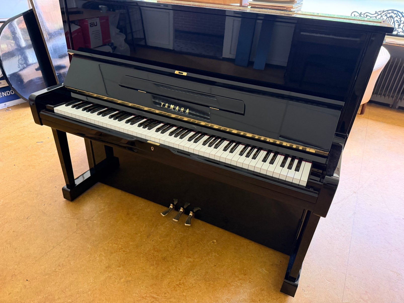 Unieke zwart hoogglans Yamaha U1 piano gestemd gebracht Nl, Ophalen of Verzenden, Zo goed als nieuw, Zwart, Hoogglans