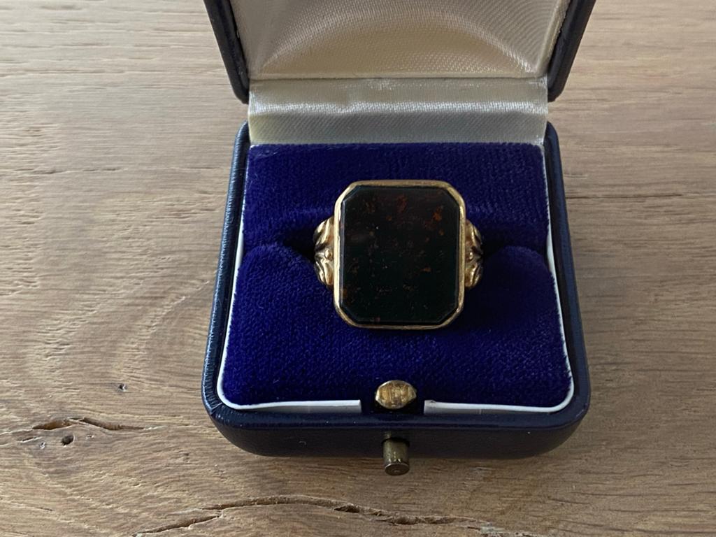 Vintage Gouden Zegelring met Donkere Steen, Sieraden, Tassen en Uiterlijk, Ringen, 18 tot 19, Gebruikt, Ophalen of Verzenden, Dame of Heer