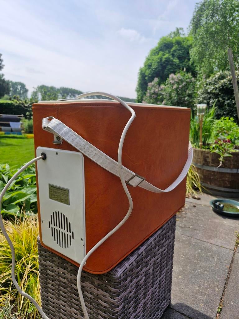 Retro koelbox van oranje Skai leder, met autostekker!, Caravans en Kamperen, Koelboxen, Ophalen of Verzenden, Zo goed als nieuw