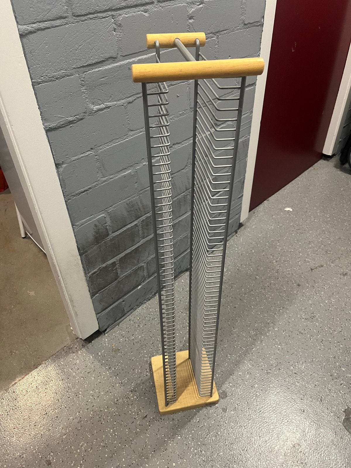 Metalen CD houder met houten accenten, Huis en Inrichting, Woonaccessoires | Cd- en Dvd-rekken, Ophalen, 150 discs of meer, Zo goed als nieuw