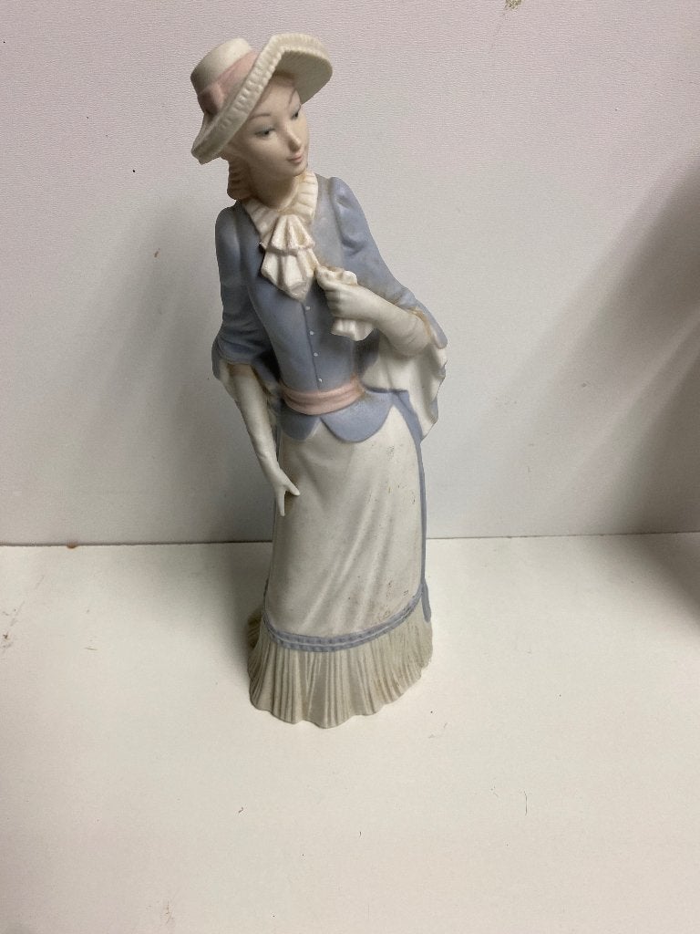 Vintage Porseleinen Beeldje Dame met Hoed, Ophalen of Verzenden, Gebruikt, Mens