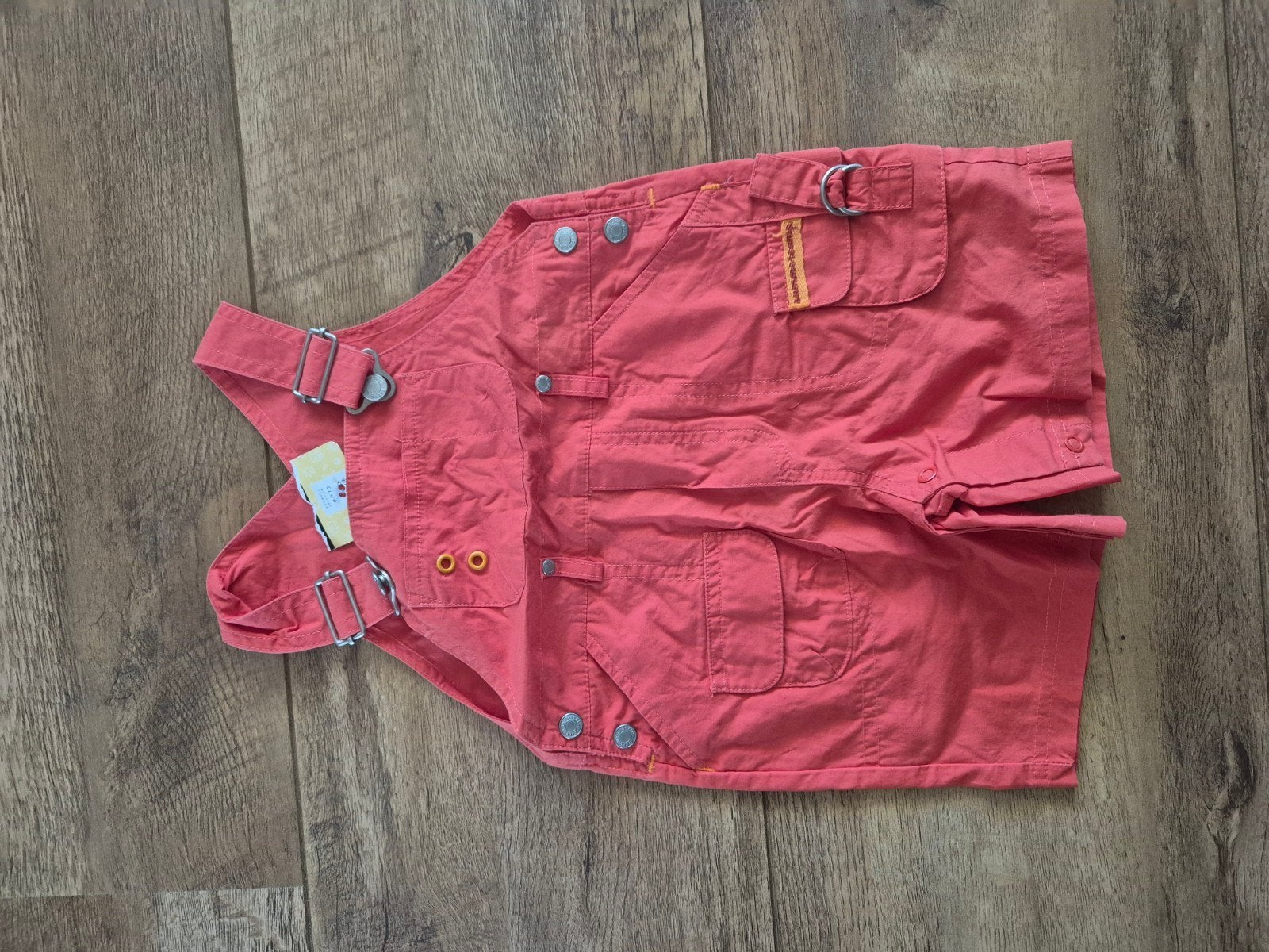 Nieuw rood/oranje kinderpakje met verstelbare bandjes, Kinderen en Baby's, Babykleding | Overige, Ophalen of Verzenden, Nieuw