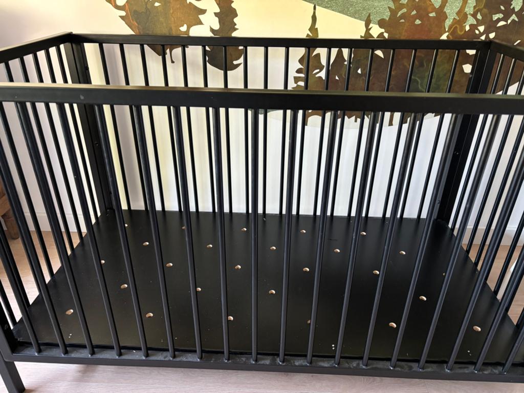 Stijlvol zwart babyledikant 60x120 cm – hoogte verstelbaar, Ophalen, Zo goed als nieuw, Ledikant