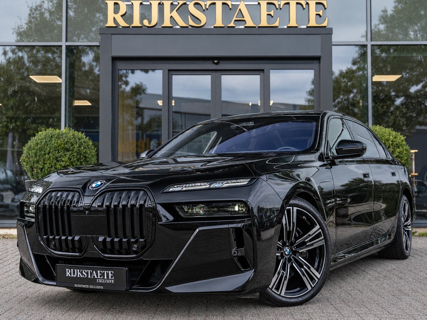 BMW 7-serie 750e XDrive|PANO|SKYLOUNGE|B&W|ELDEUR|INC.BTW, Auto's, Automaat, Dealer onderhouden, Gebruikt, Zwart