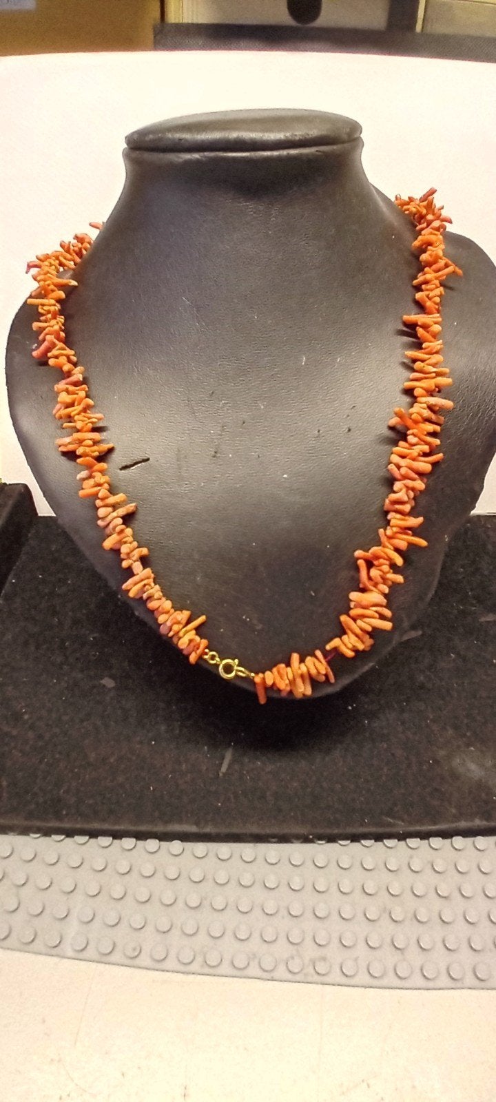 Mooi bloedkoralen collier met gouden slotje. Stokjes, Ophalen of Verzenden, Rood, Goud