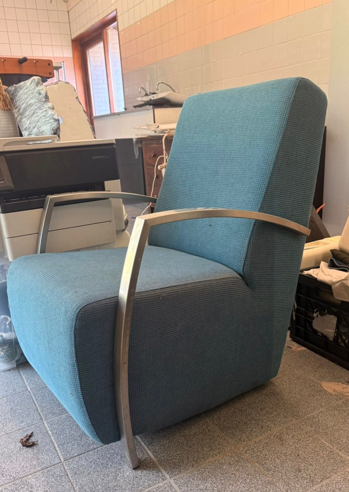 Moderne blauwe fauteuil met RVS armleuningen, Ophalen, 75 tot 100 cm, Zo goed als nieuw, Stof