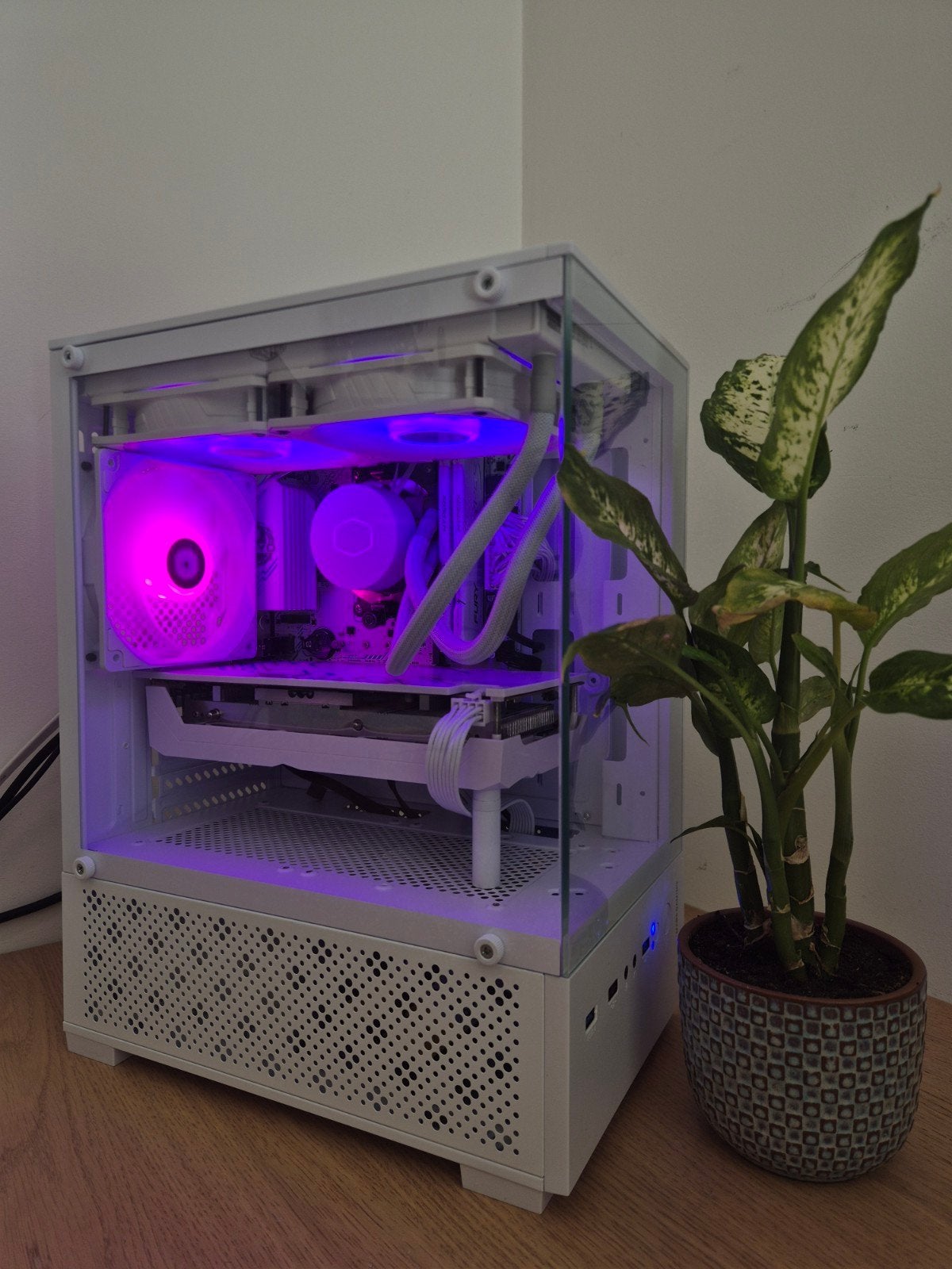 Foto 6 van Gaming PC Wit | 5500 | RX 6750 GRE 10G | 1TB SSD | 32GB DDR4