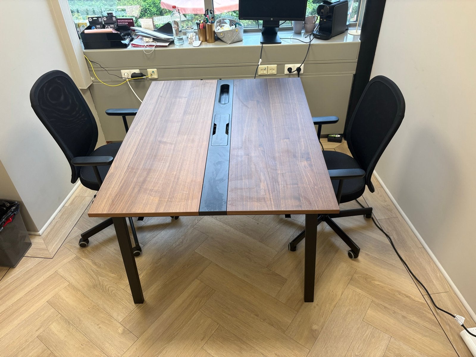 IKEA Mittzon vergadertafel/bureau walnoot/zwart 140x108x75, Huis en Inrichting, Bureaus, Zo goed als nieuw, Overige typen, IKEA
