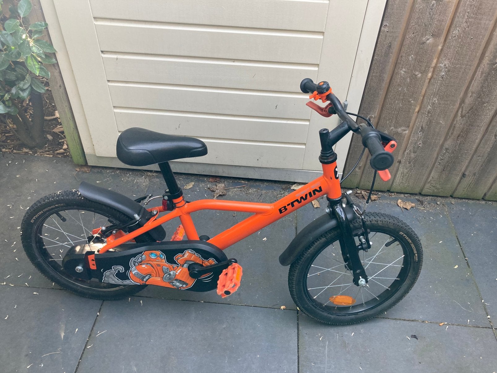 Oranje Btwin kinderfiets 4-6 jaar, Ophalen, Gebruikt, Velgrem, 16 tot 20 inch