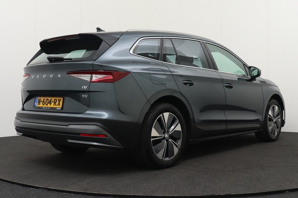 Skoda Enyaq iV Sport 80 (91%SOH) H-Leder Sportstoel Camera M, Auto's, Skoda, Achterwielaandrijving, Gebruikt, Zwart, Origineel Nederlands