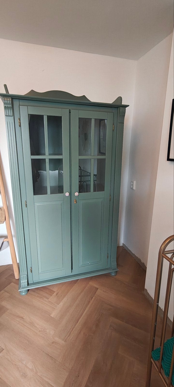 Mooie groene kast met glazen deuren, Kinderen en Baby's, Kinderkamer | Commodes en Kasten, Ophalen, Gebruikt