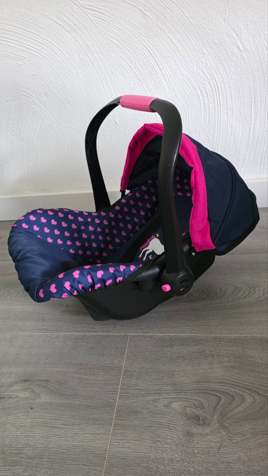 Poppen autostoel / maxicosi met eenhoorn en hartjes, Kinderen en Baby's, Speelgoed | Poppen, Ophalen, Gebruikt, Babypop