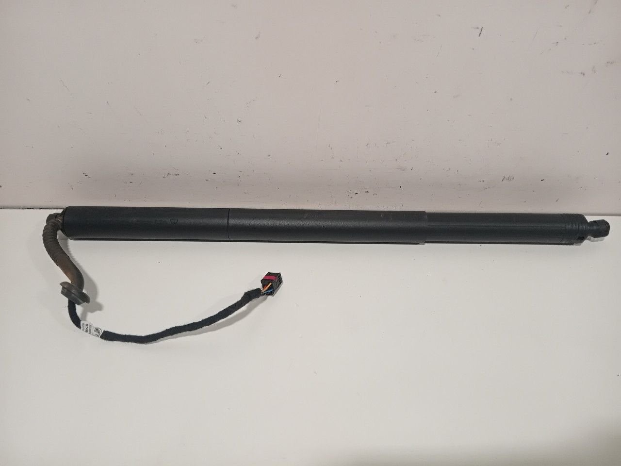 Elektrische achterklep opener rechts Volkswagen Passat, Onderdelen@venauto.nl, Van der Ven Autorecycling B.V., Gebruikt, Ettenseweg 76, 4706 PB Roosendaal, The Netherlands