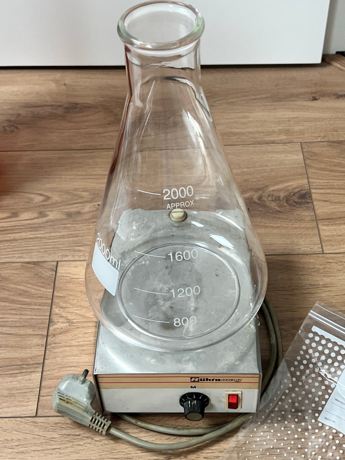 Roerapparaat met Erlenmeyer en roervlo, Hobby en Vrije tijd, Ophalen of Verzenden