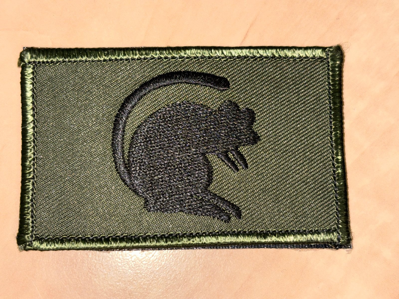 Mouwembleem NL troepen Britse 4e tankdivisie IFOR, Verzamelen, Militaria | Algemeen, Verzenden, Landmacht, Nederland, Embleem of Badge