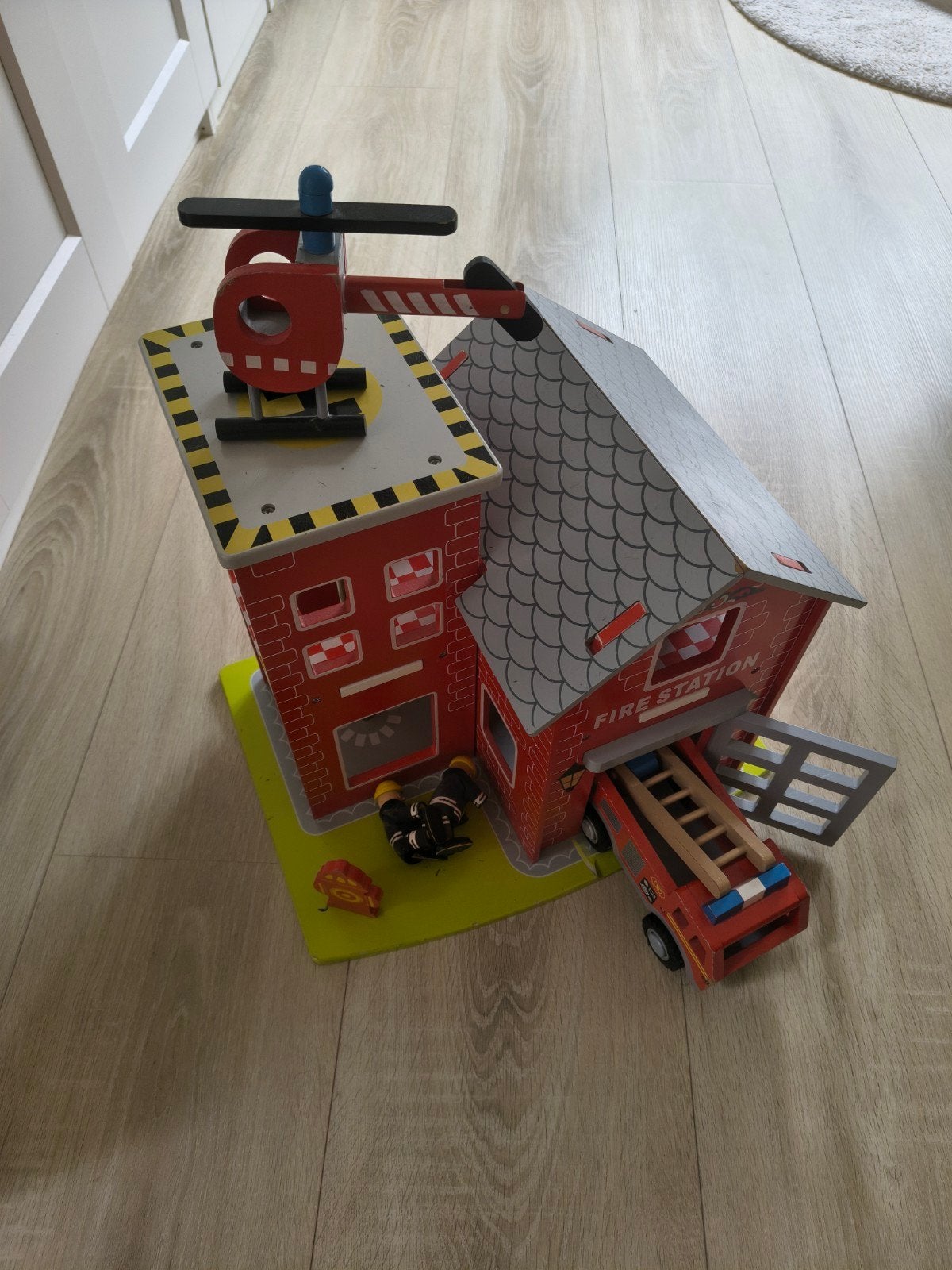 Houten brandweerkazerne met accessoires - Zo goed als nieuw, Ophalen, Zo goed als nieuw