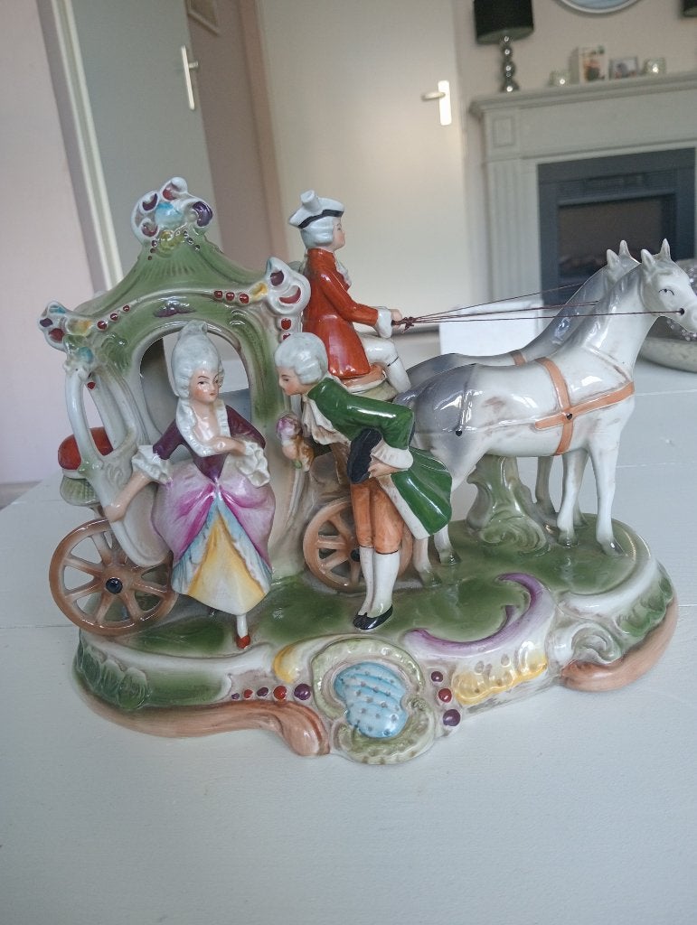 TPrachtig Porseleinen Beeld: Barokke Koets met Paarden, Antiek en Kunst, Ophalen of Verzenden