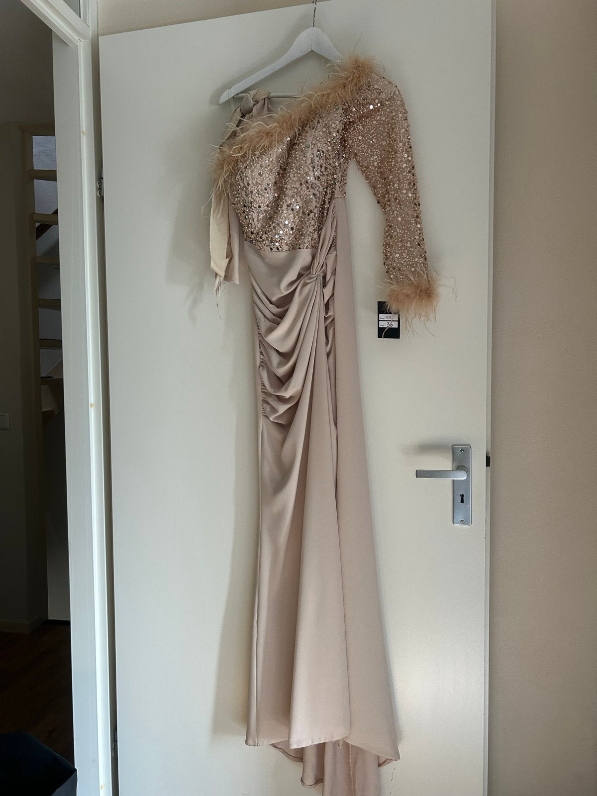 Elegante galajurk met pailletten en veren - Maat 36, Ophalen, Galajurk, Beige, Zo goed als nieuw