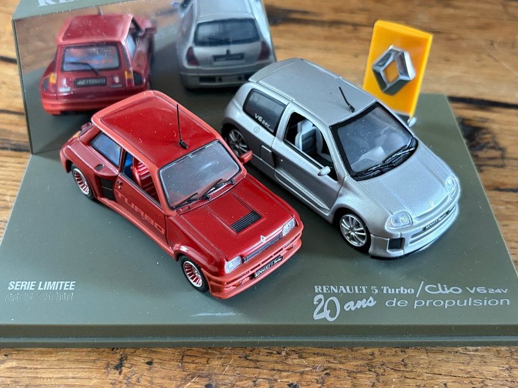 set Renault Clio V6 & R5 Turbo - Universal Hobbies, Hobby en Vrije tijd, Ophalen of Verzenden, Nieuw, Auto, Universal Hobbies