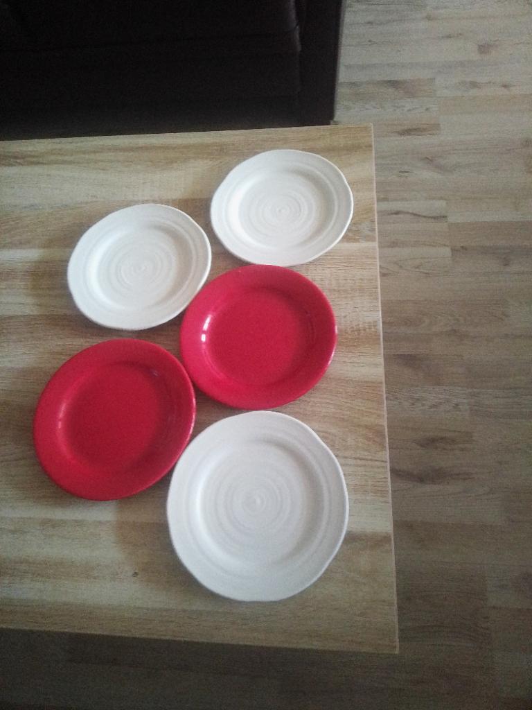 5 kleine borden rood en wit, Huis en Inrichting, Keuken | Servies, Ophalen, Overige materialen, Zo goed als nieuw, Bord(en)
