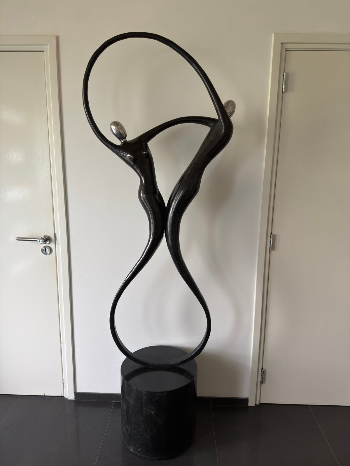 Groot modern beeld van dansend paar., Antiek en Kunst, Ophalen, Groep mensen, Gepatineerd, Zwart