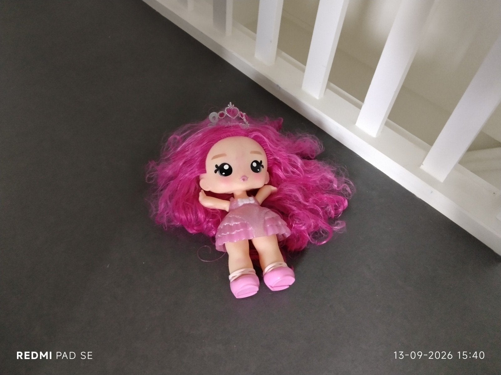 Opmaakpop met roze haar en kroontje, Kinderen en Baby's, Ophalen of Verzenden, Gebruikt, Overige typen