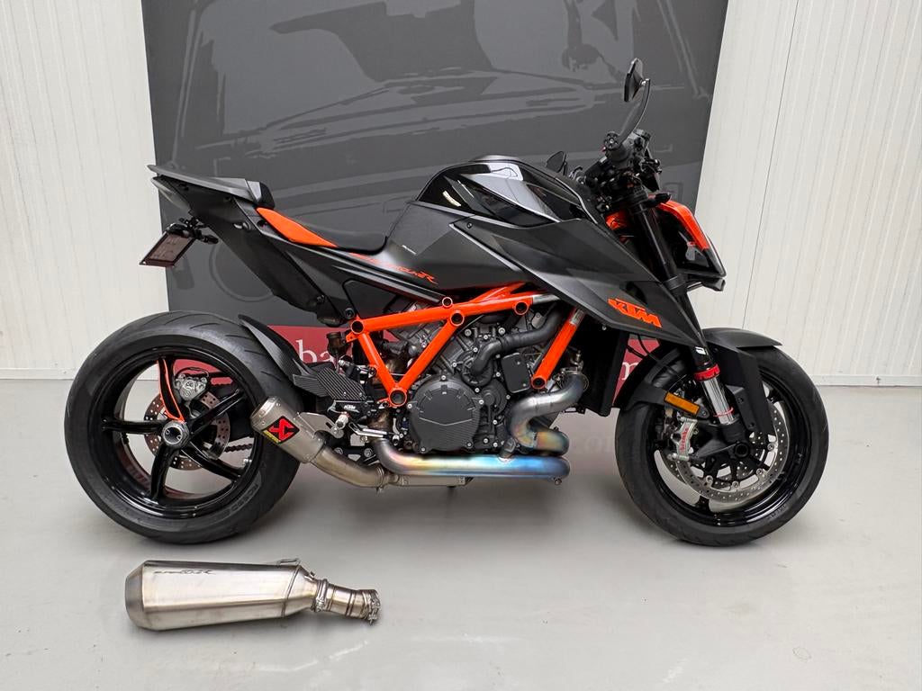 Zeer dikke KTM Super Duke 1290R  2021 titanium Akrapovic, Motoren, Motoren | KTM, 2 cilinders, Motorrijbewijs A, 1301 cc, ABS