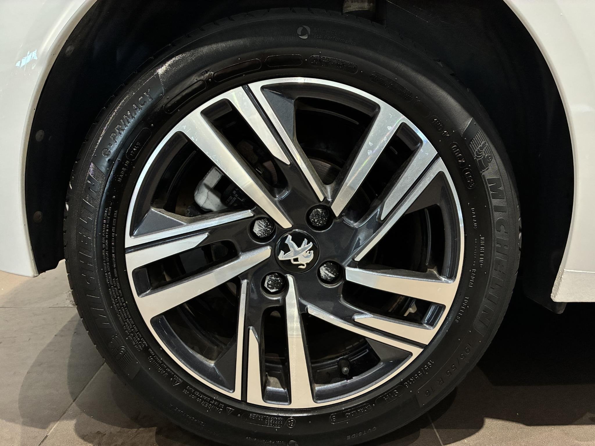 Peugeot 208 1.2 PureTech Allure Pack, Auto diversen, Wit, Handgeschakeld, Benzine, Peugeot