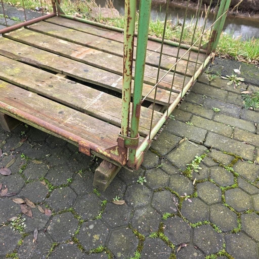 HOUTEN PALLET MET HOGE OPBOUWRAND METALEN REKKEN, Ophalen, Gebruikt
