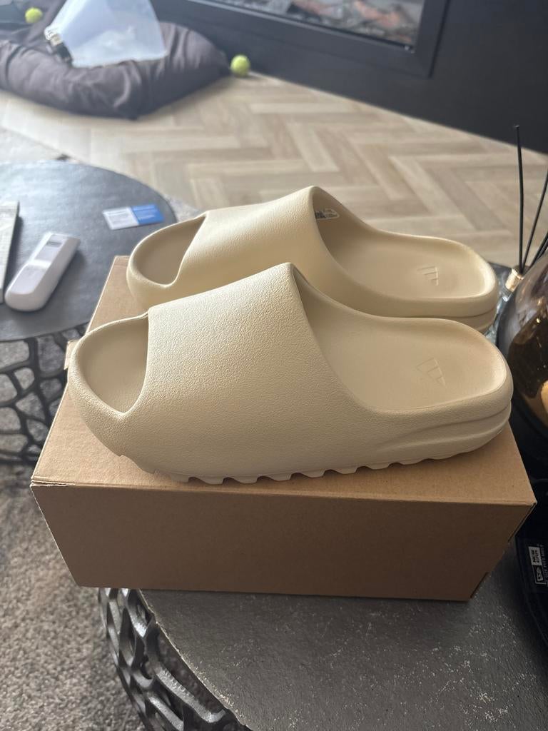 Yeezy Slide Bone 2022 - Maat 43 (US9), Ophalen, Nieuw, Overige kleuren, Slippers