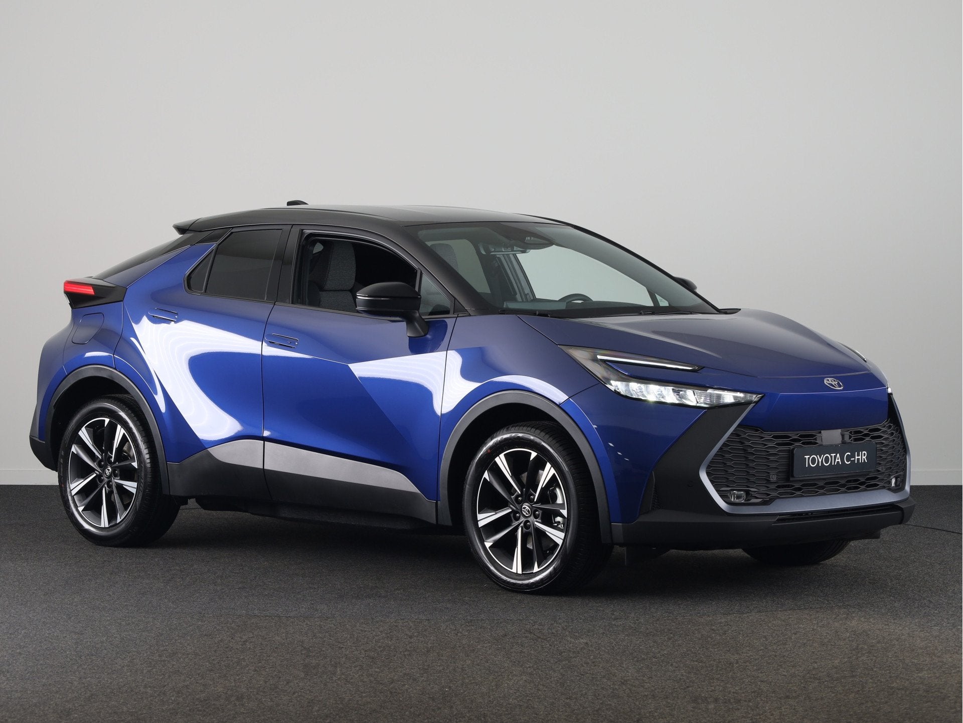 Toyota C-HR 2.0 Plug-in Hybrid 220 PK Dynamic || inclusief, 12 maanden, Stof, Zwart, 4 cilinders