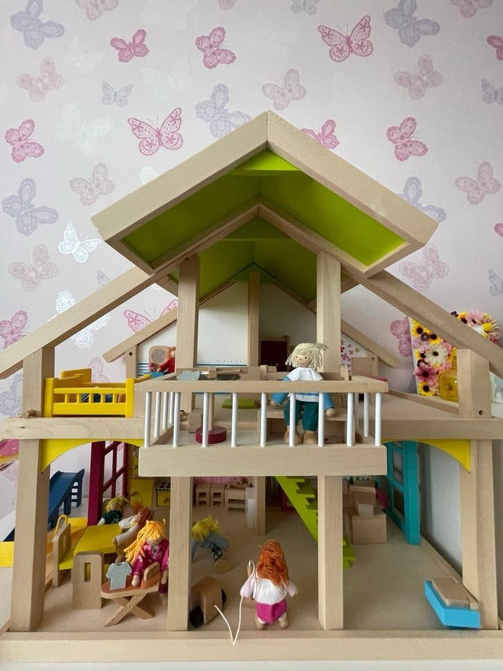 Leuk poppenhuis compleet met meubels en popjes, Ophalen, Zo goed als nieuw, Poppenhuis