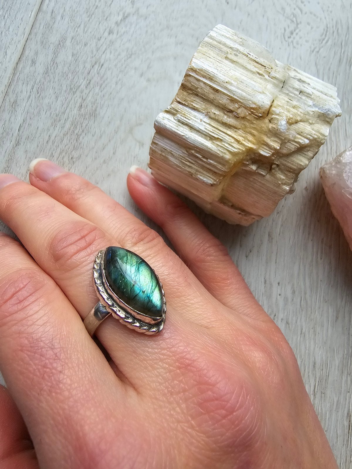 Vintage zilveren ring met labradoriet, Sieraden, Tassen en Uiterlijk, Ringen, Ophalen of Verzenden, Zo goed als nieuw, 17 tot 18