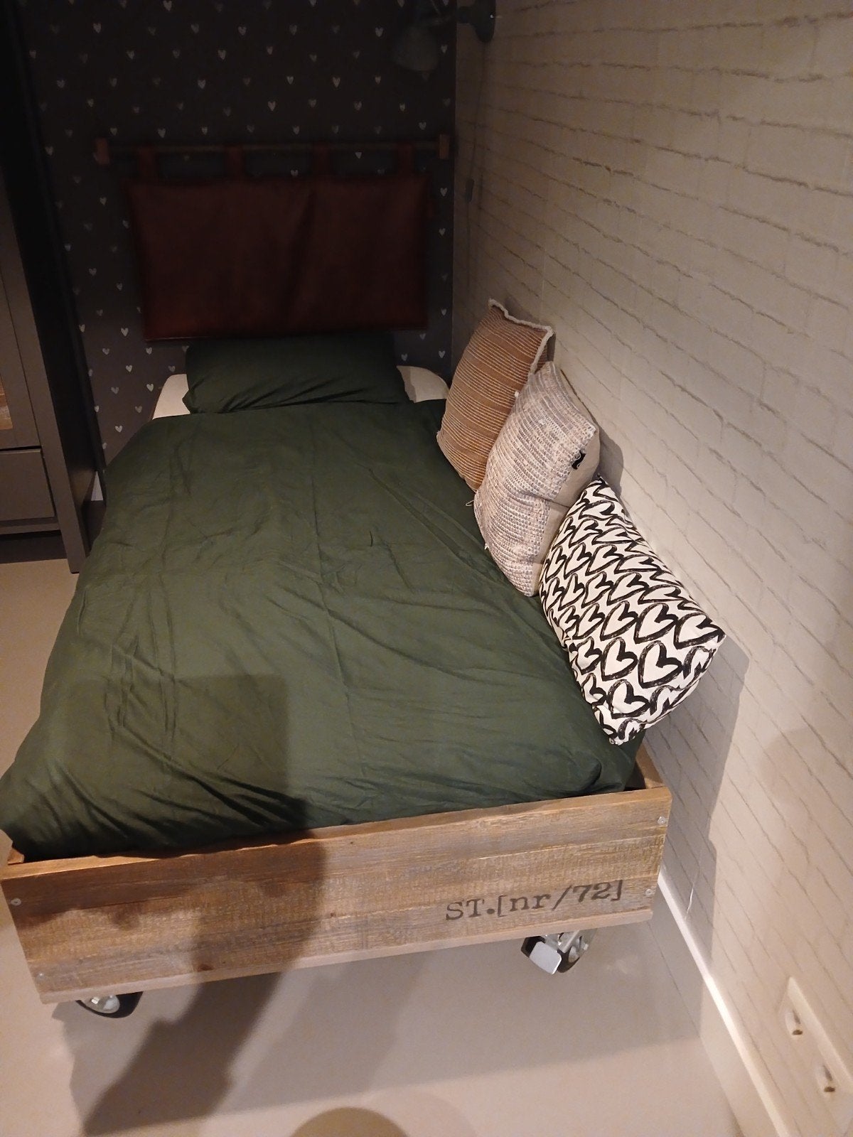 1 pers. bed / en wanddecoratie/en kast, Gebruikt, 90 cm, Eenpersoons, Ophalen of Verzenden