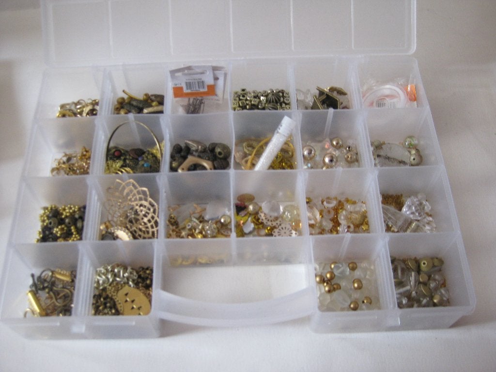 Doos kralen + onderdelen sieraden maken / goudkleurig, Ophalen, Zo goed als nieuw, Kraal