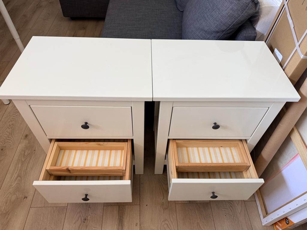 IKEA Hemnes Twee witte nachtkastjes met twee lades, Huis en Inrichting, Slaapkamer | Nachtkastjes, Ophalen, Minder dan 45 cm, 55 tot 70 cm