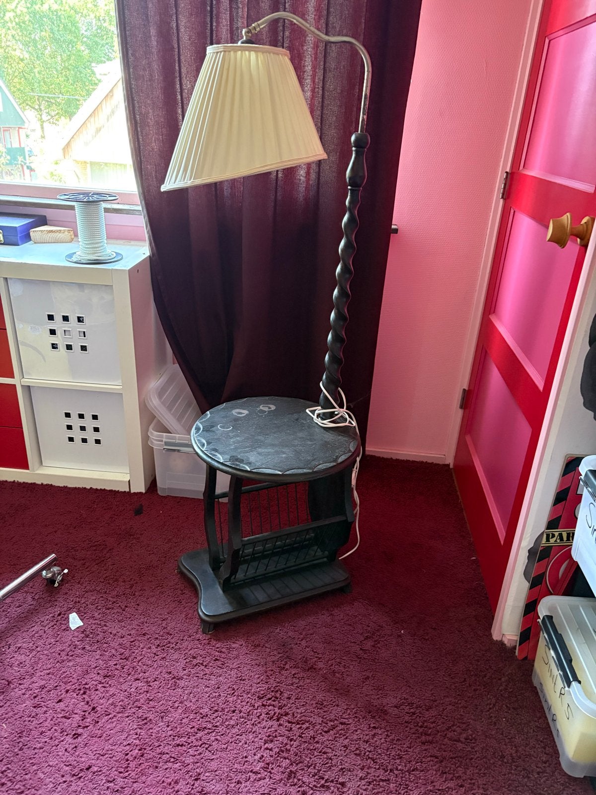 Vintage lamp met tafeltje en krantenhanger, Antiek en Kunst, Ophalen