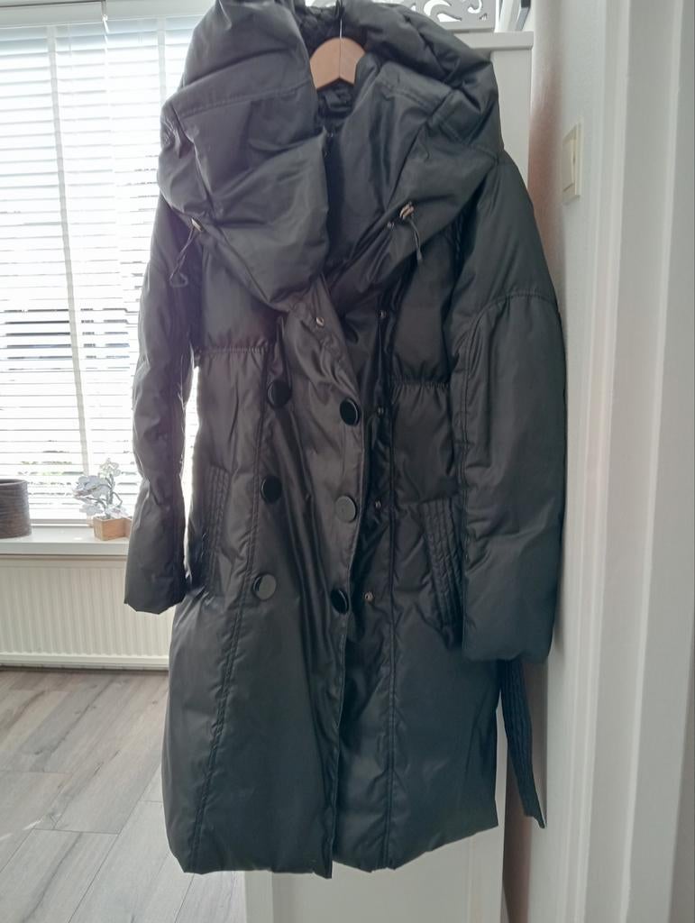 Stijlvolle zwarte winterjas met ceintuur, Maat 38/40 (M), Zwart, Ophalen of Verzenden, Zo goed als nieuw