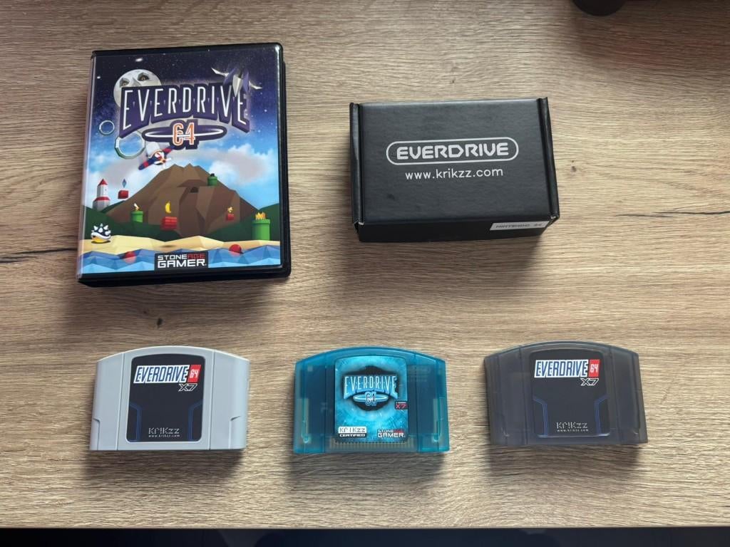 Krikzz EverDrive64 X7 – Stone Age Gamer Funtastic + Shells, Spelcomputers en Games, Games | Nintendo 64, Zo goed als nieuw, 1 speler