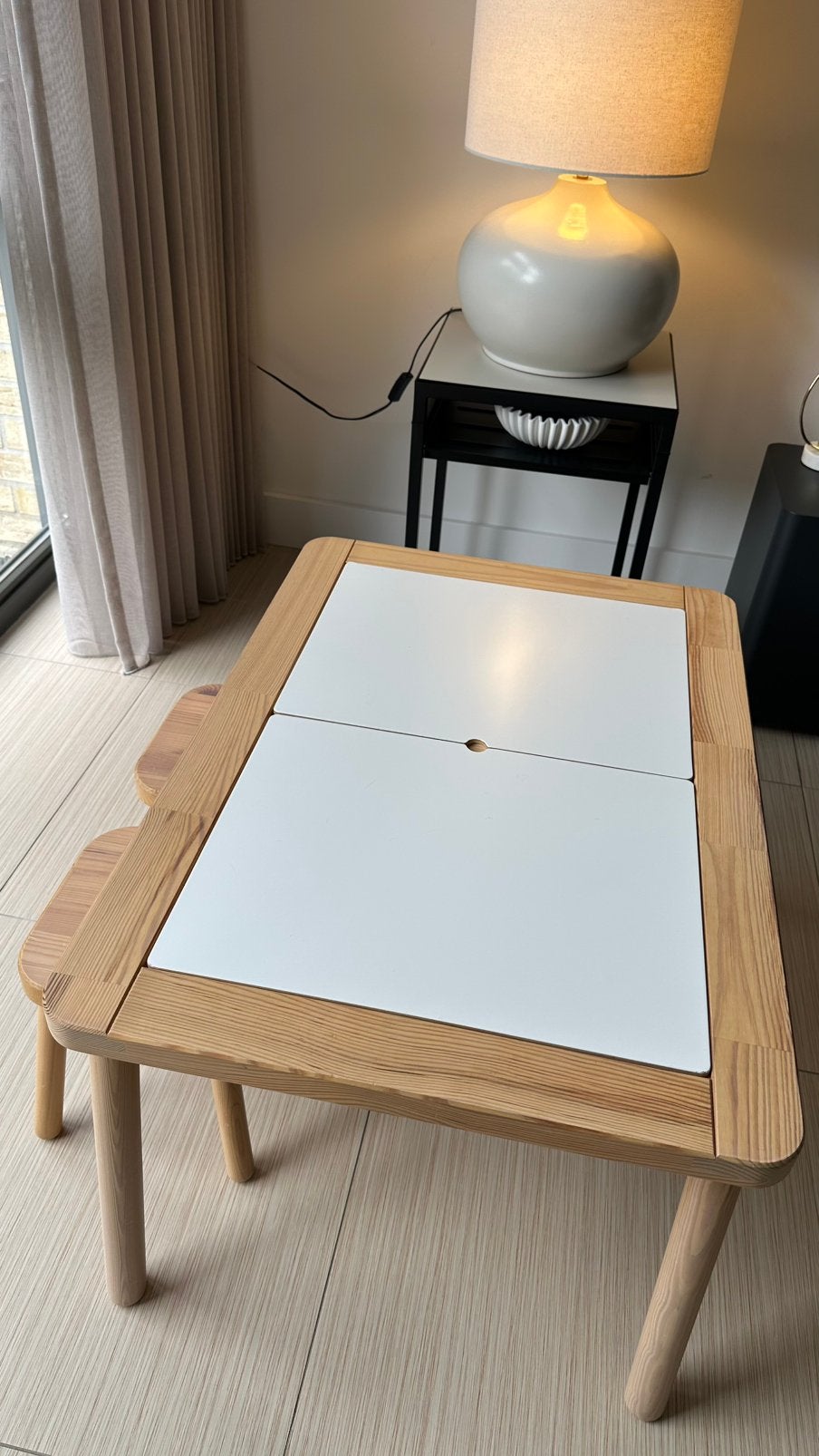 Ikea Flisat kindertafel met 2 krukken en 2 bakjes, Kinderen en Baby's, Ophalen, Gebruikt, Tafel(s) en Stoel(en)