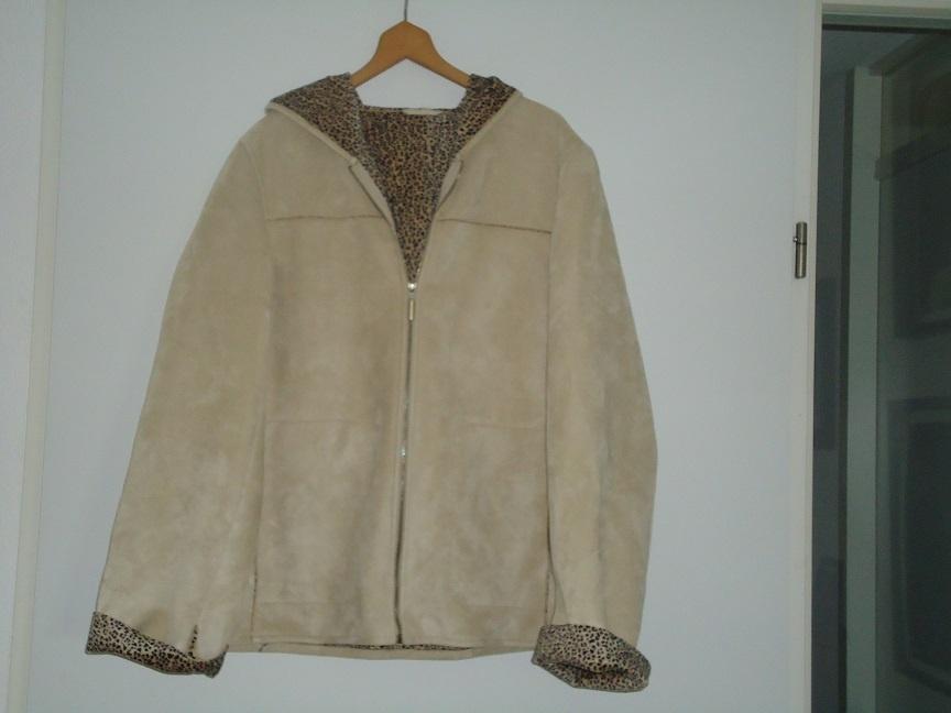jas mt 44 beige afgewerkt met pantermotief ?, Ophalen of Verzenden, Zo goed als nieuw, Maat 42/44 (L), Beige