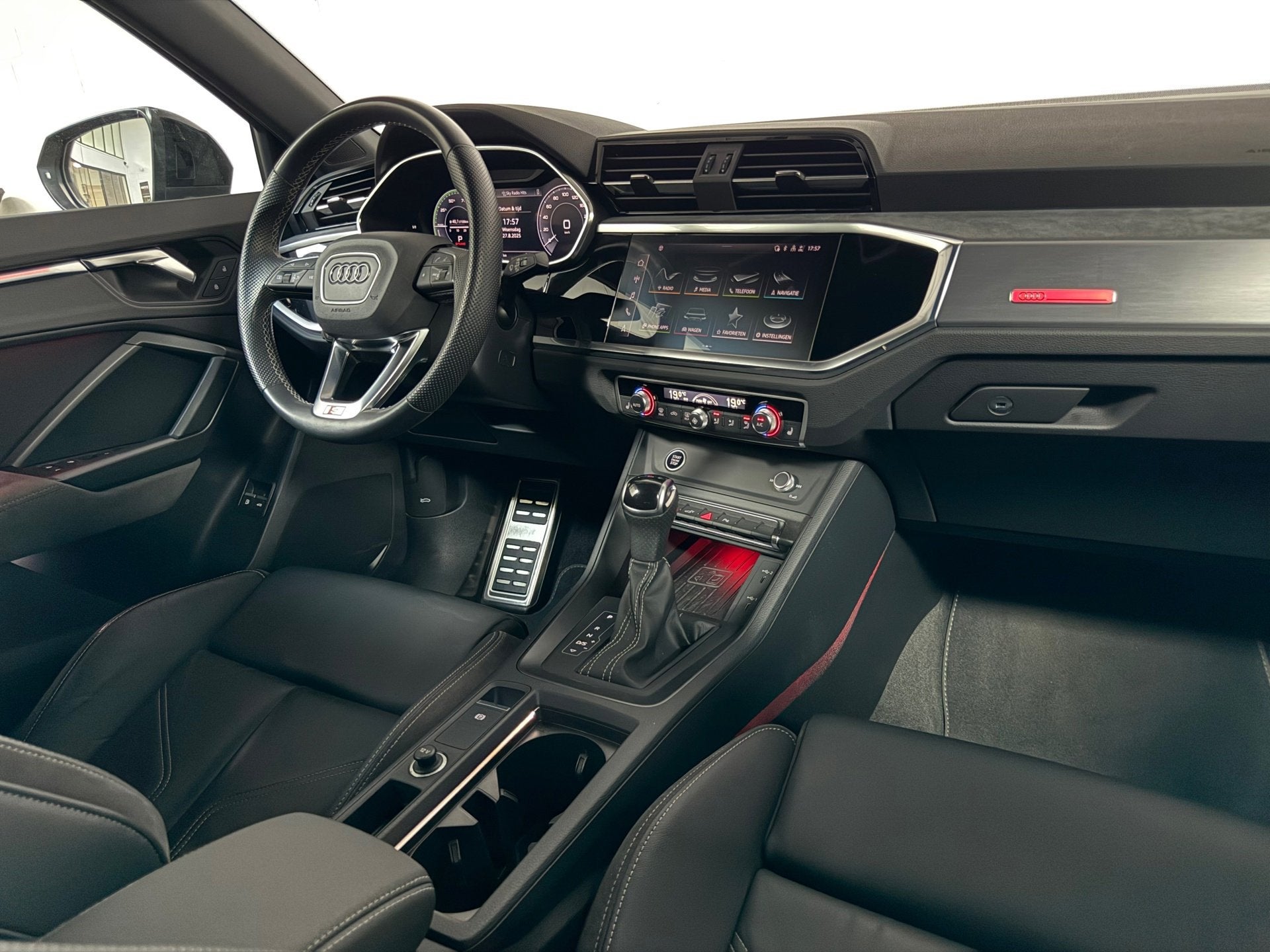 Foto 3 van Audi Q3 Sportback 45 TFSI e 3 x S-Line Black Edition ACC Pan