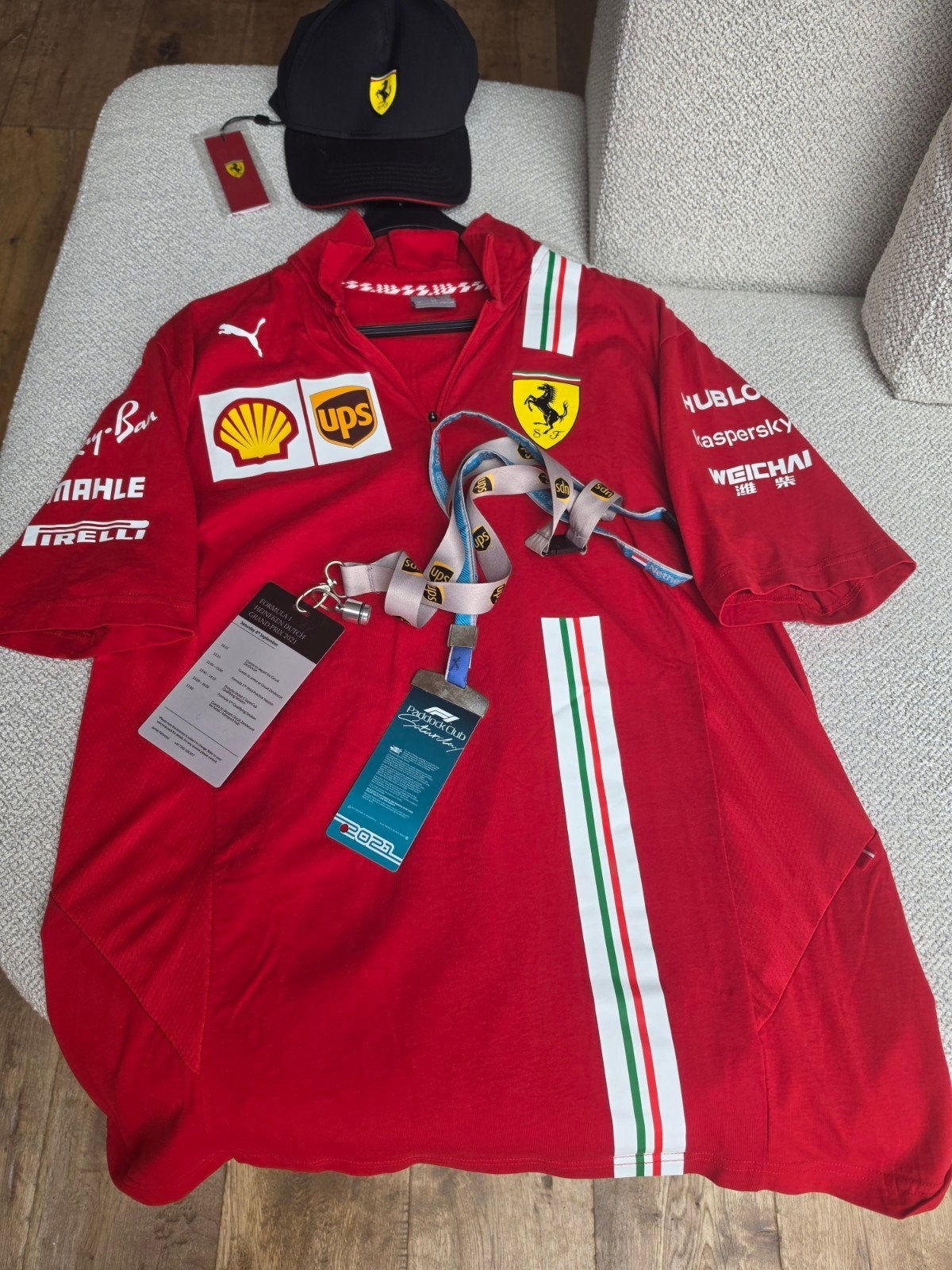 Ferrari T-shirt uitgave 2021 met paddock club cart., Eén persoon