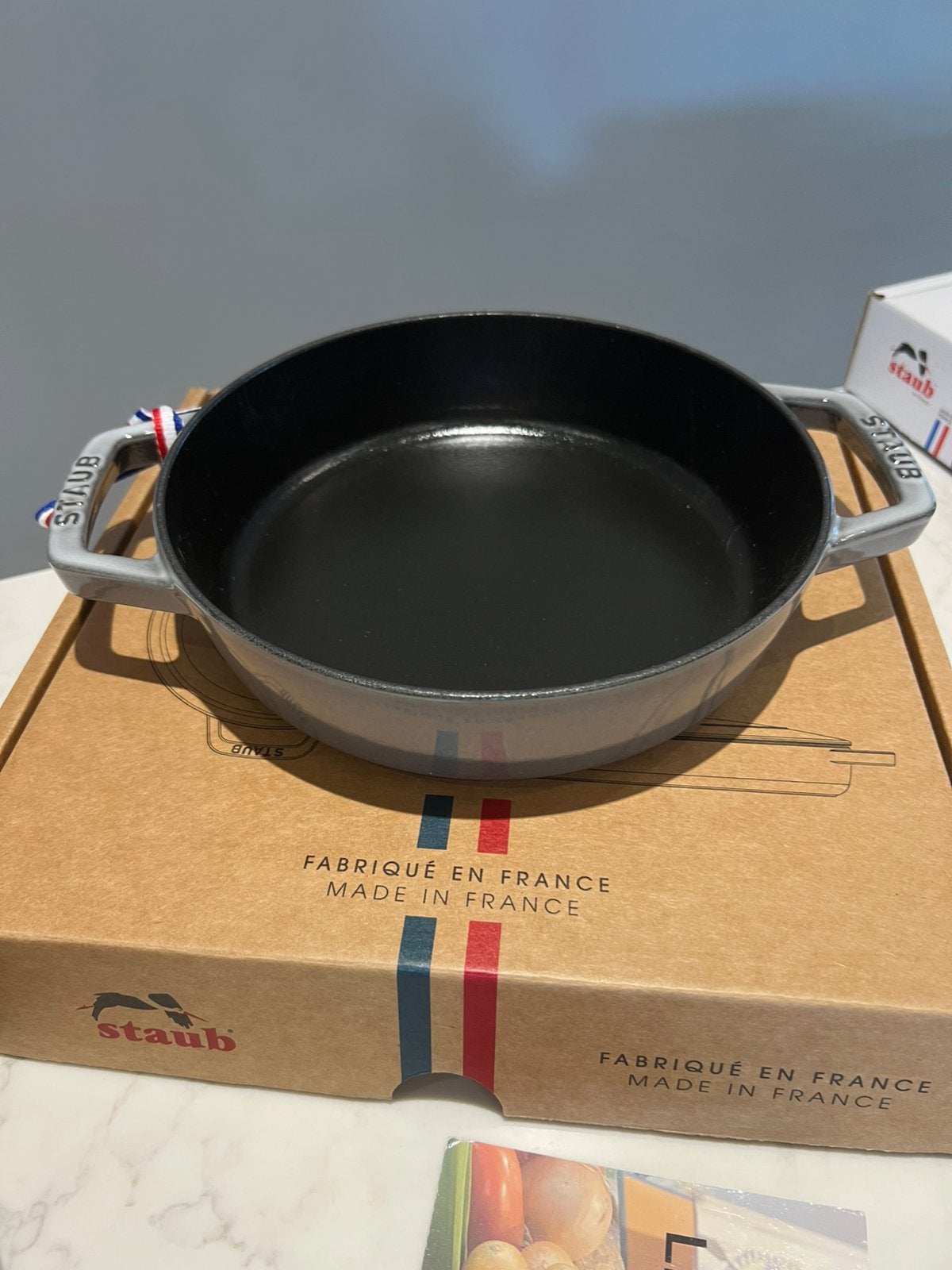 Nieuwe braiser van Staub 20 cm Graphite in de doos, Geschikt voor barbecue, Gietijzer, Overige typen, Nieuw