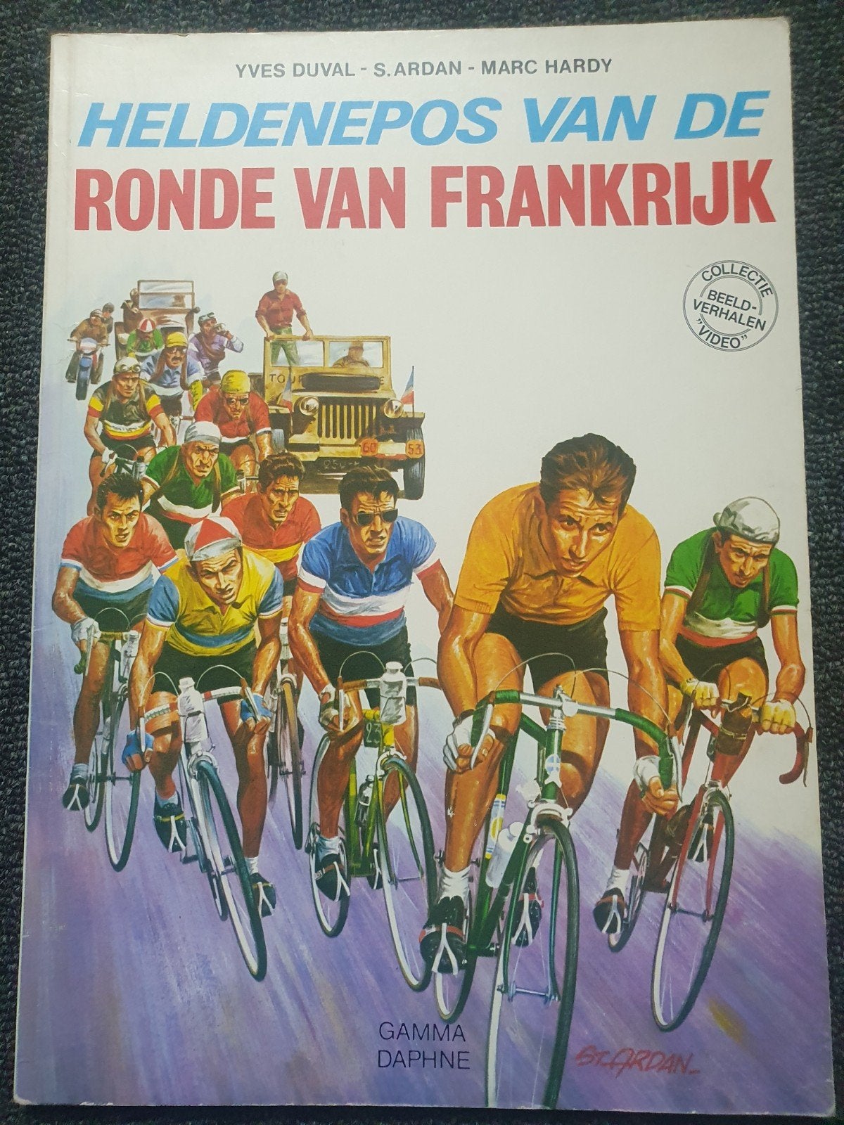 Uniek stripboek Heldenepos van de Ronde van Frankrijk, Ophalen of Verzenden, Gelezen, Yves Duval, S. Ardan, Marc Hardy, Lopen en Fietsen