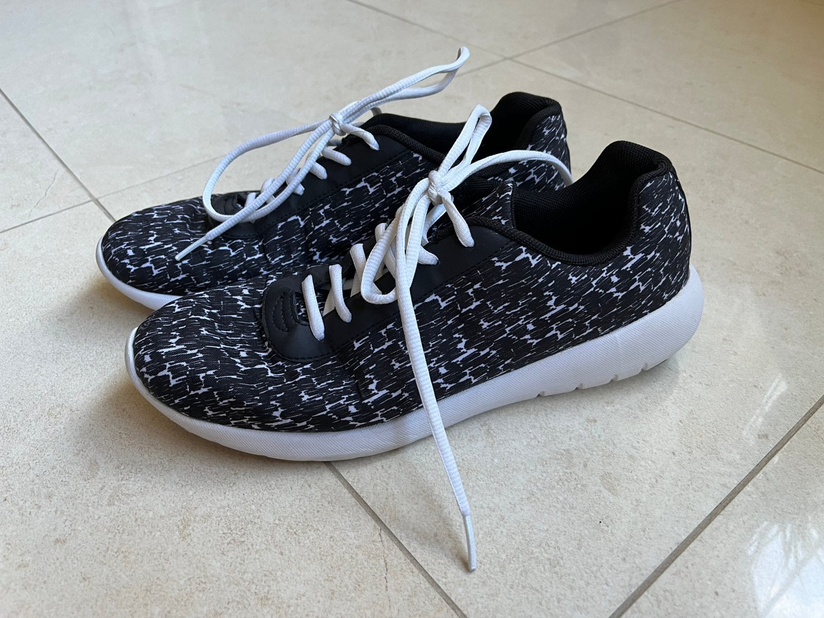 H&M Divided lichtgewicht sneakers zwart wit mt. 39, Kleding | Dames, Zwart, Ophalen of Verzenden, Sneakers of Gympen, Zo goed als nieuw